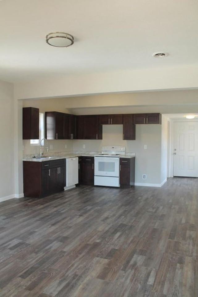 423 W Division St - Photo 3 of 30