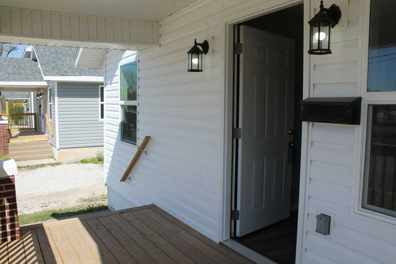 425 W Division St - Photo 5 of 15