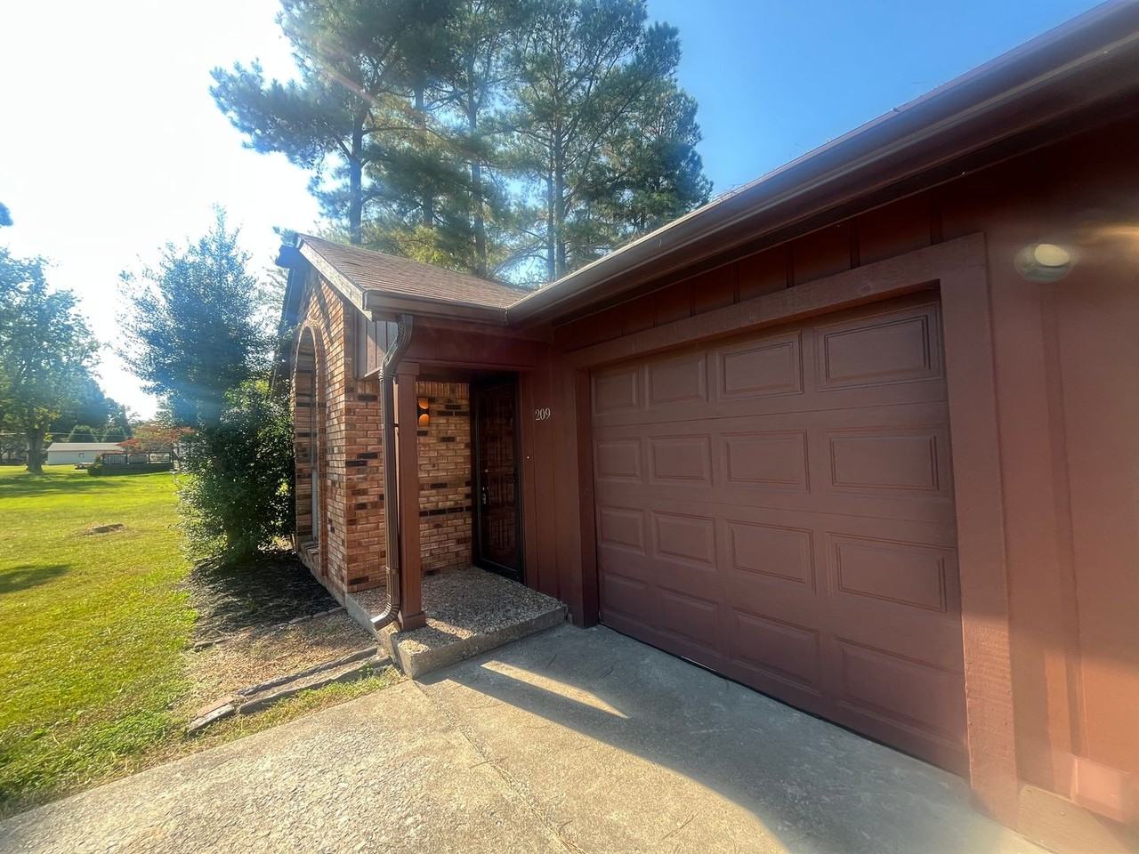 209 Woodbine Dr - Photo 2 of 22