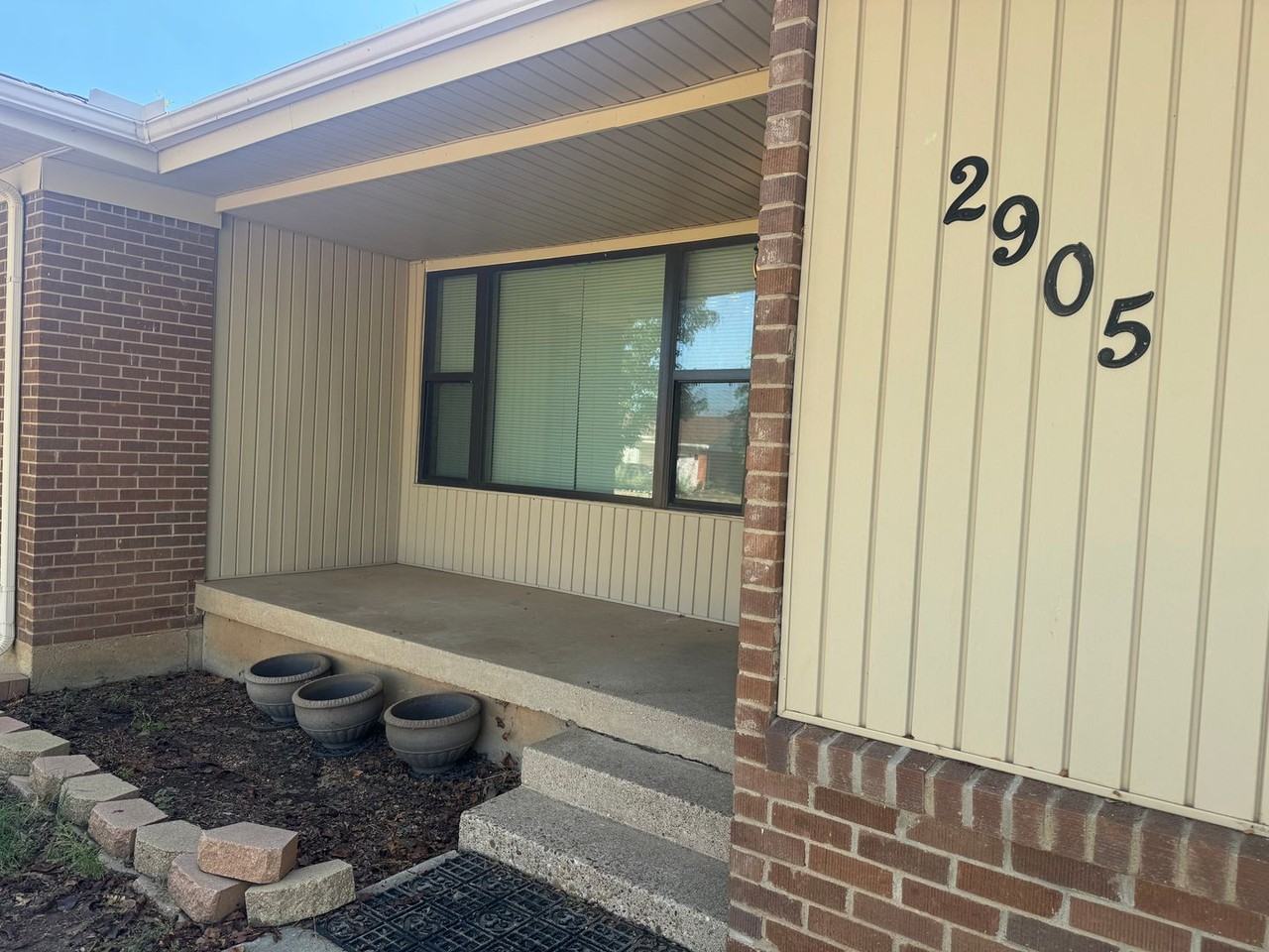 2905 Comanche St - Photo 2 of 21