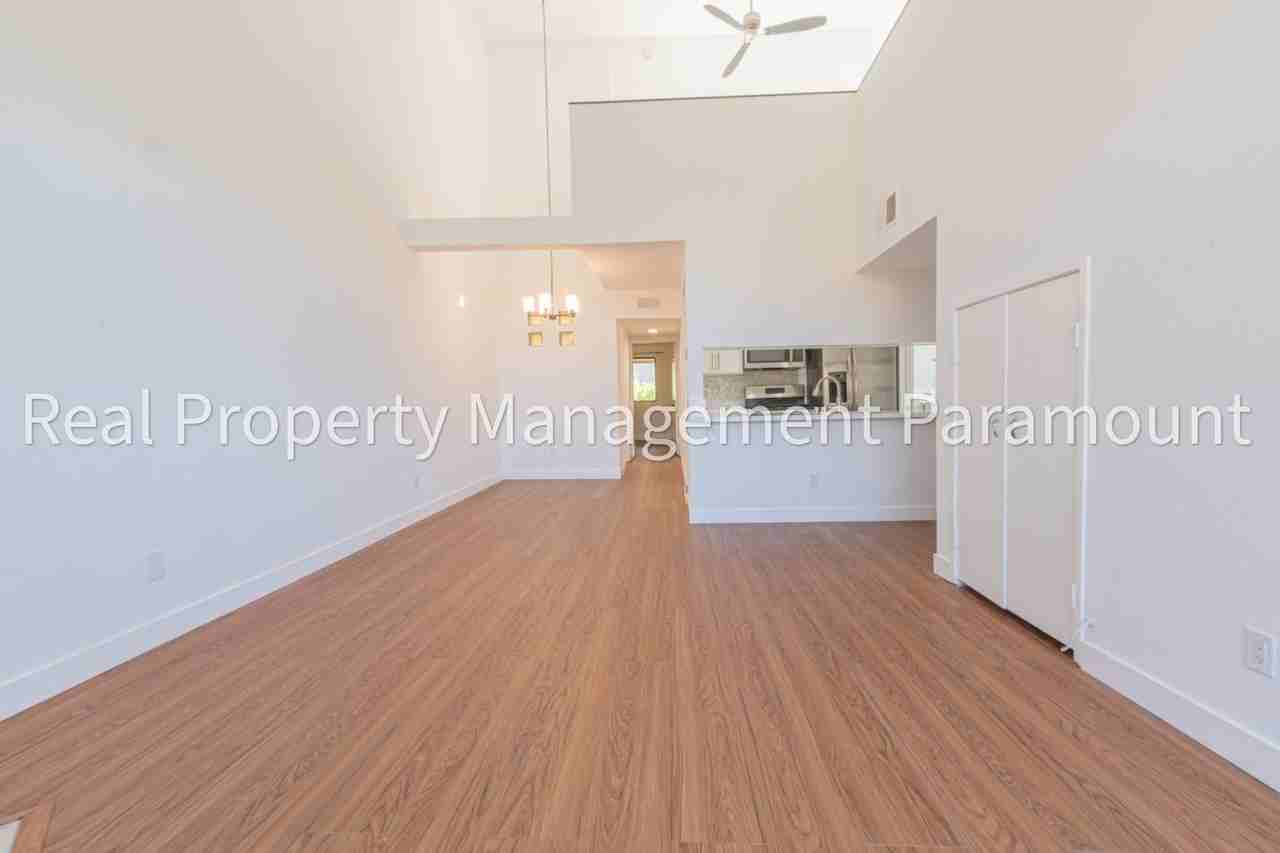 6665 Franklin Ave - Photo 3 of 30