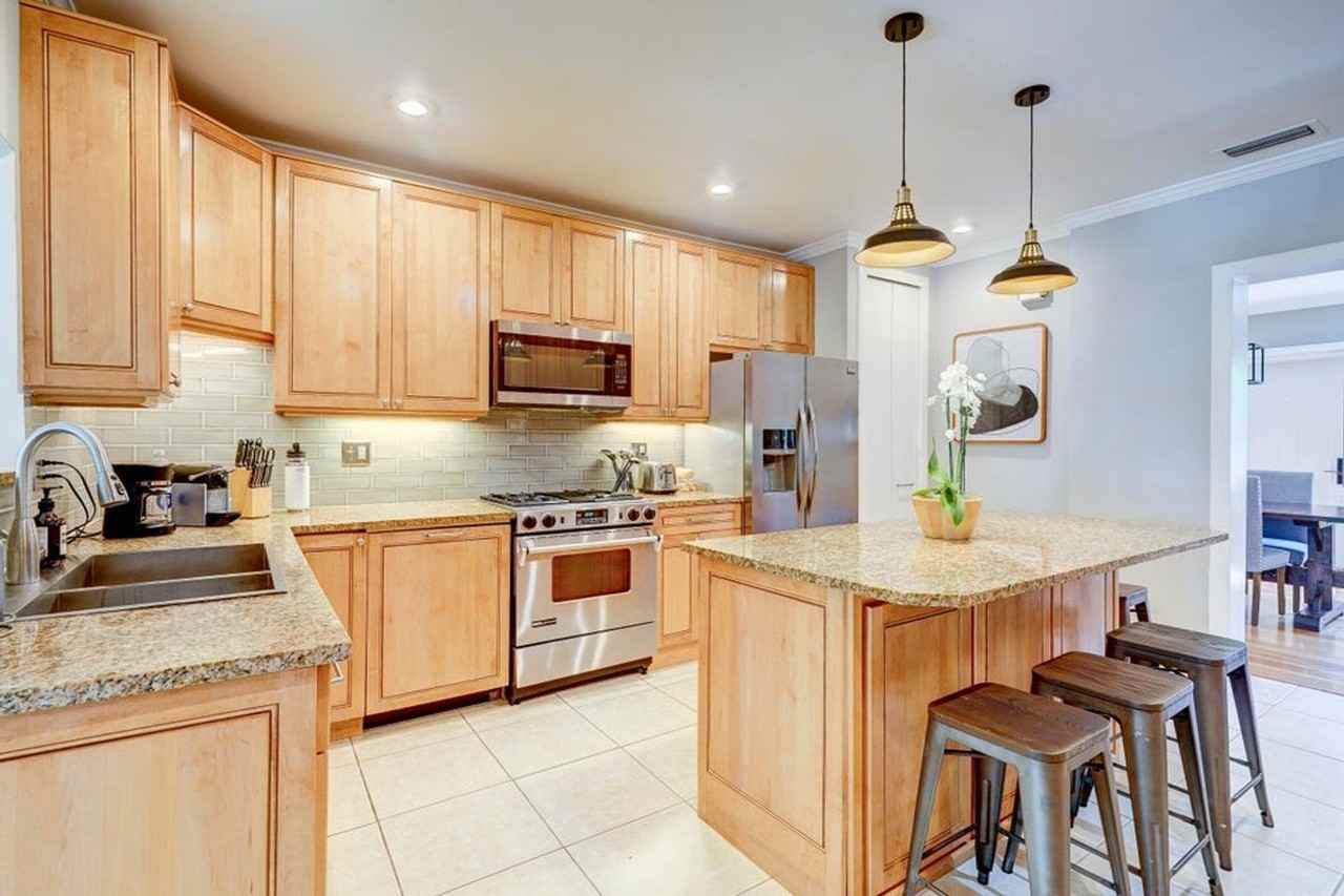 411 26th St - Photo 3 of 25