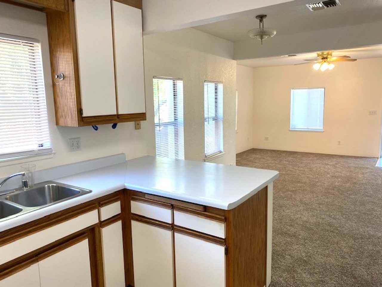 2214 Waldon St - Photo 3 of 11