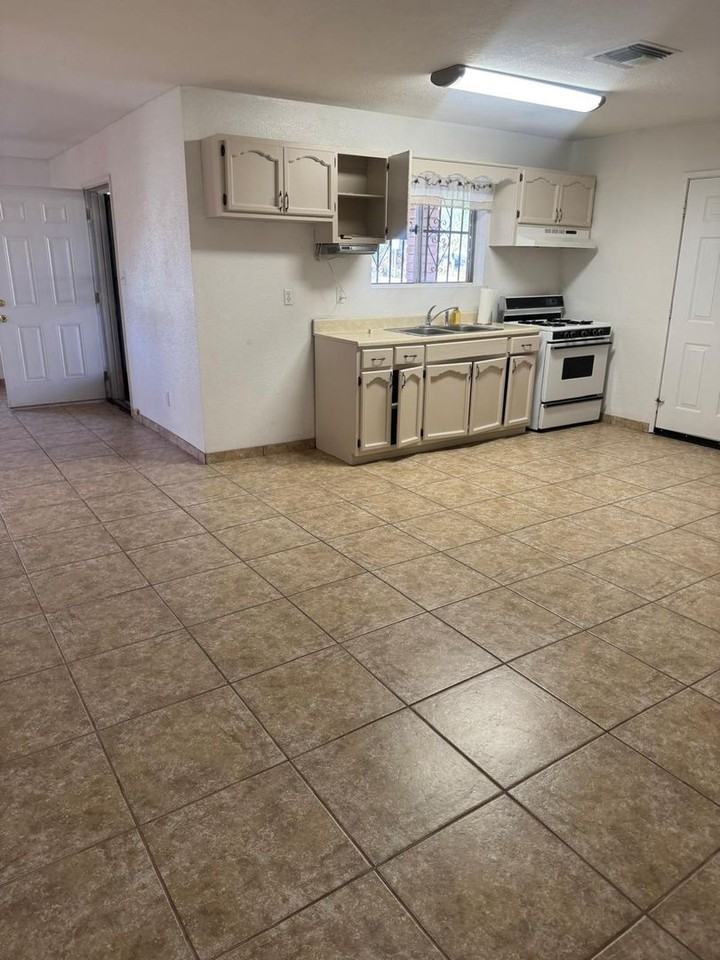 1435 E 13th St - Photo 3 of 9