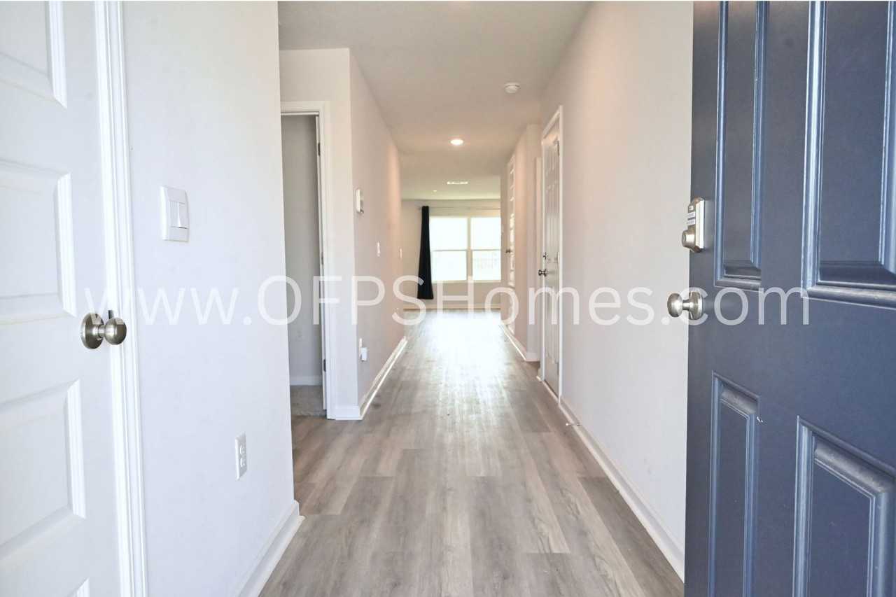 429 Scarborough St - Photo 3 of 32