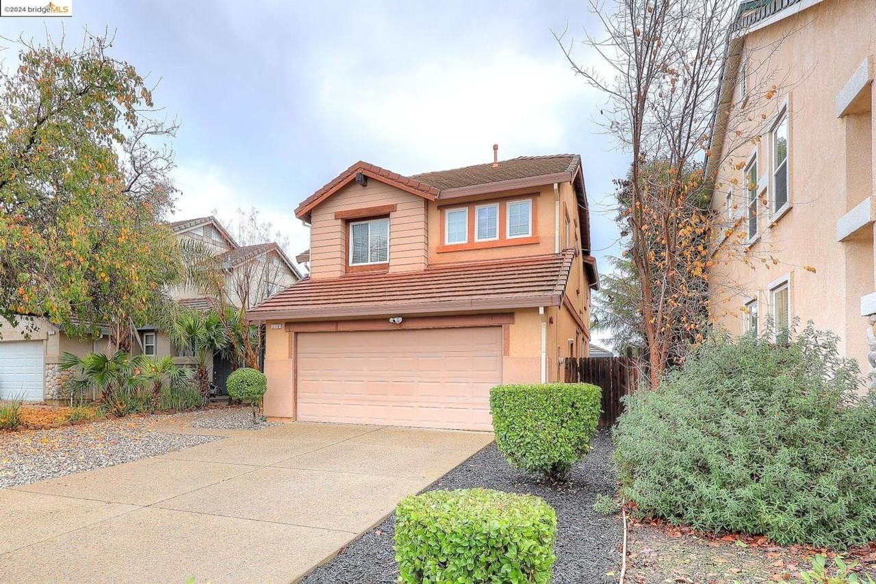 220 Whispering Oaks Ct - Photo 2 of 32