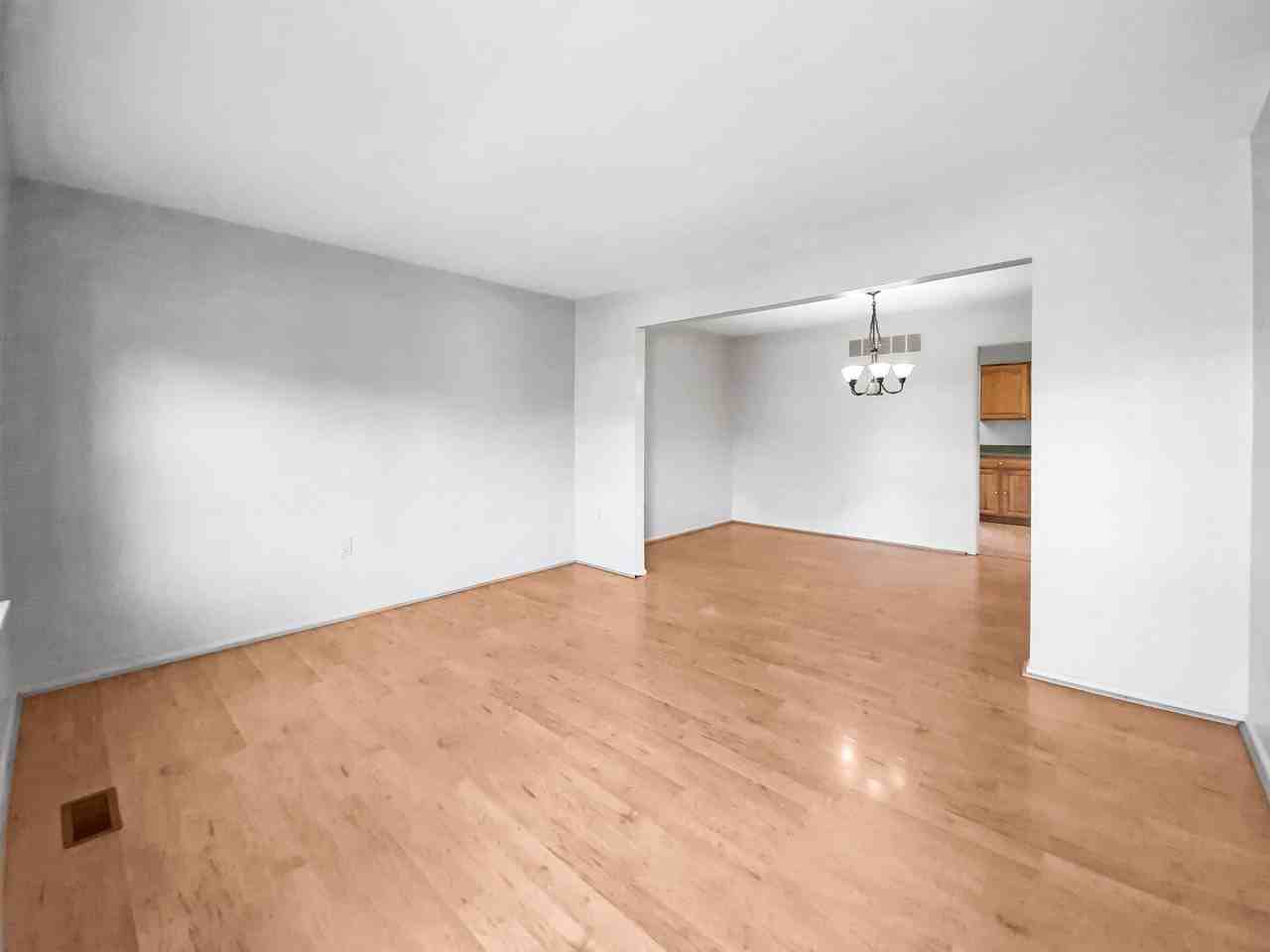 23 King Richard Court - Photo 2 of 10