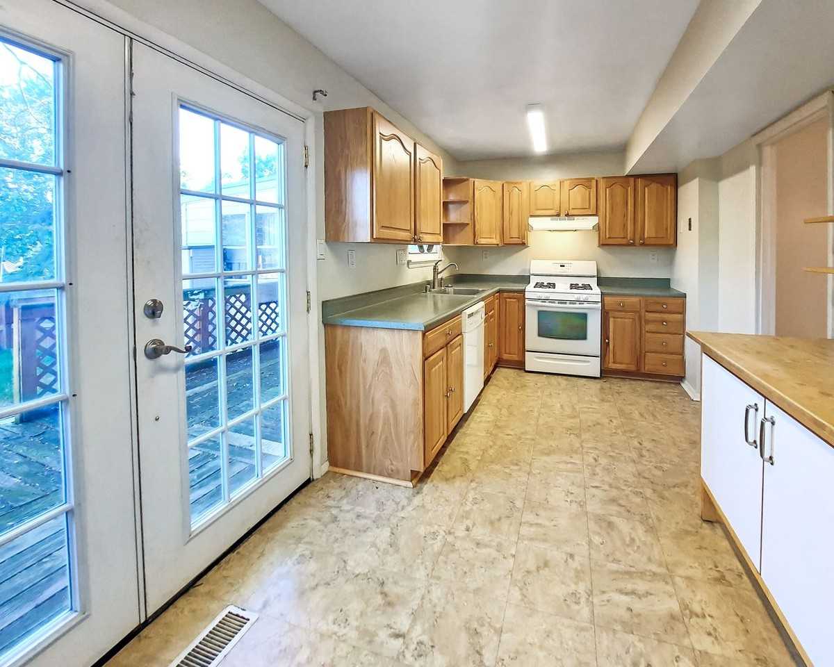 23 King Richard Court - Photo 6 of 10