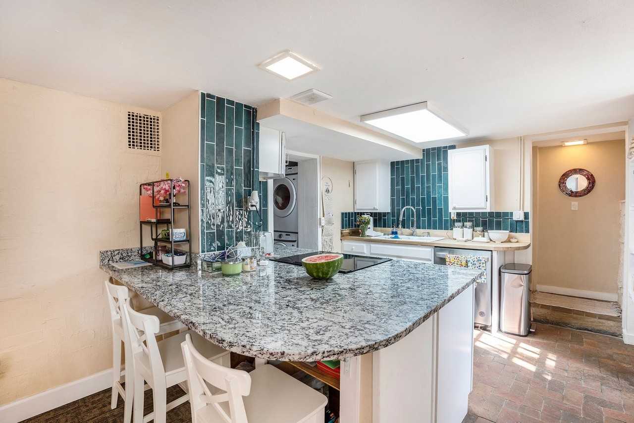 769 1/2 University Ave - Photo 3 of 14