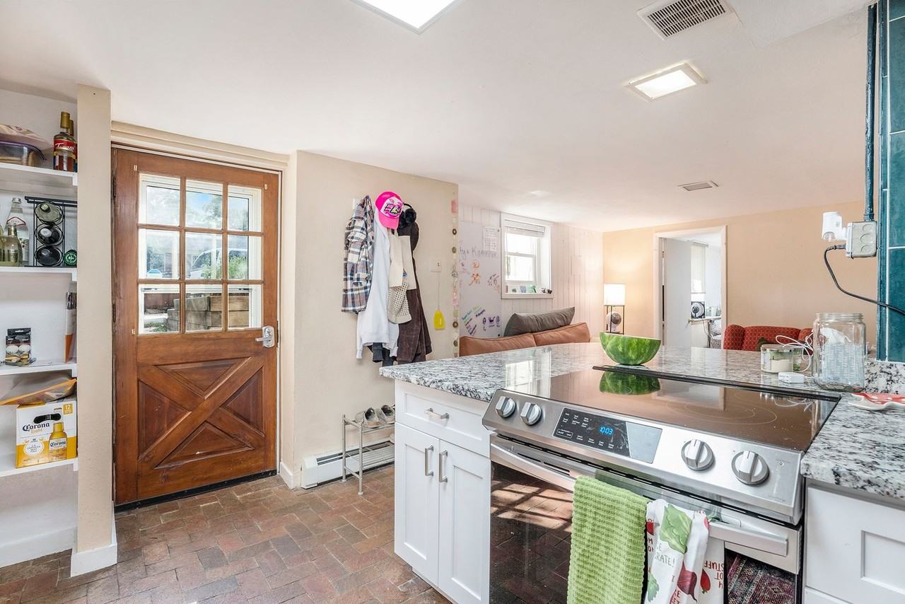 769 1/2 University Ave - Photo 4 of 14