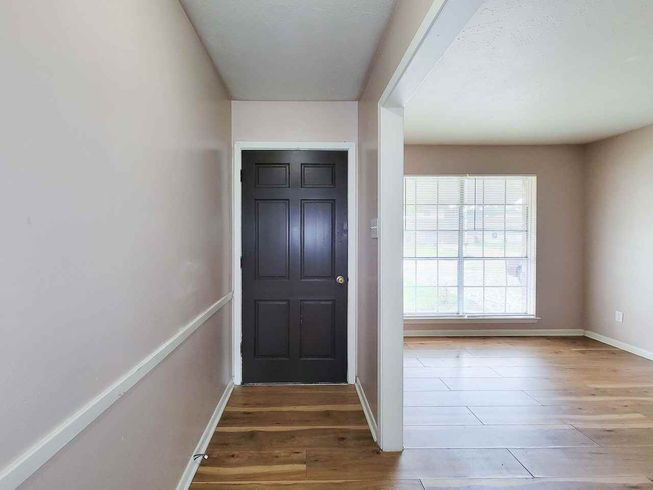 2114 Yorktown Court North - Photo 2 of 35