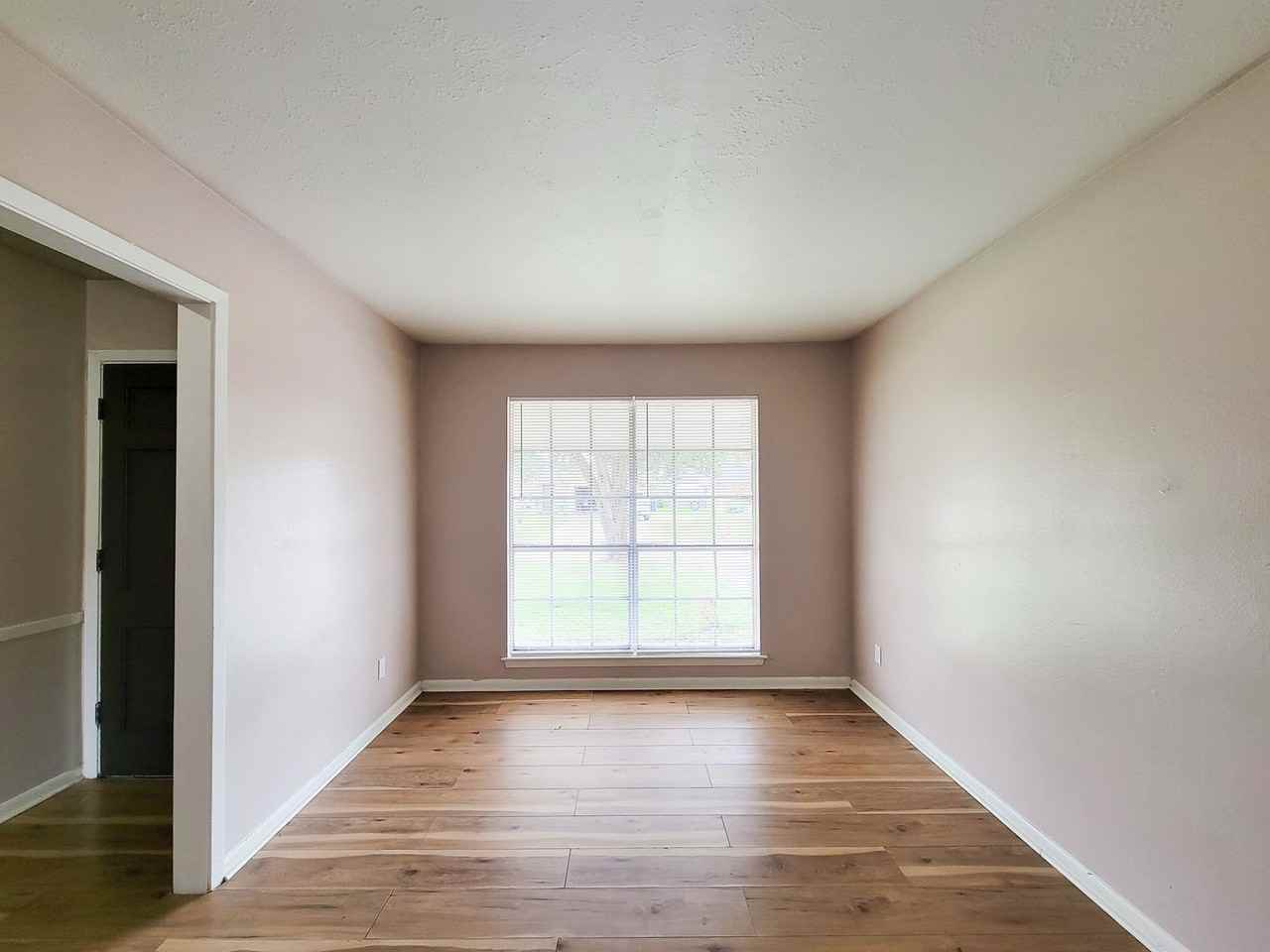 2114 Yorktown Court North - Photo 3 of 35