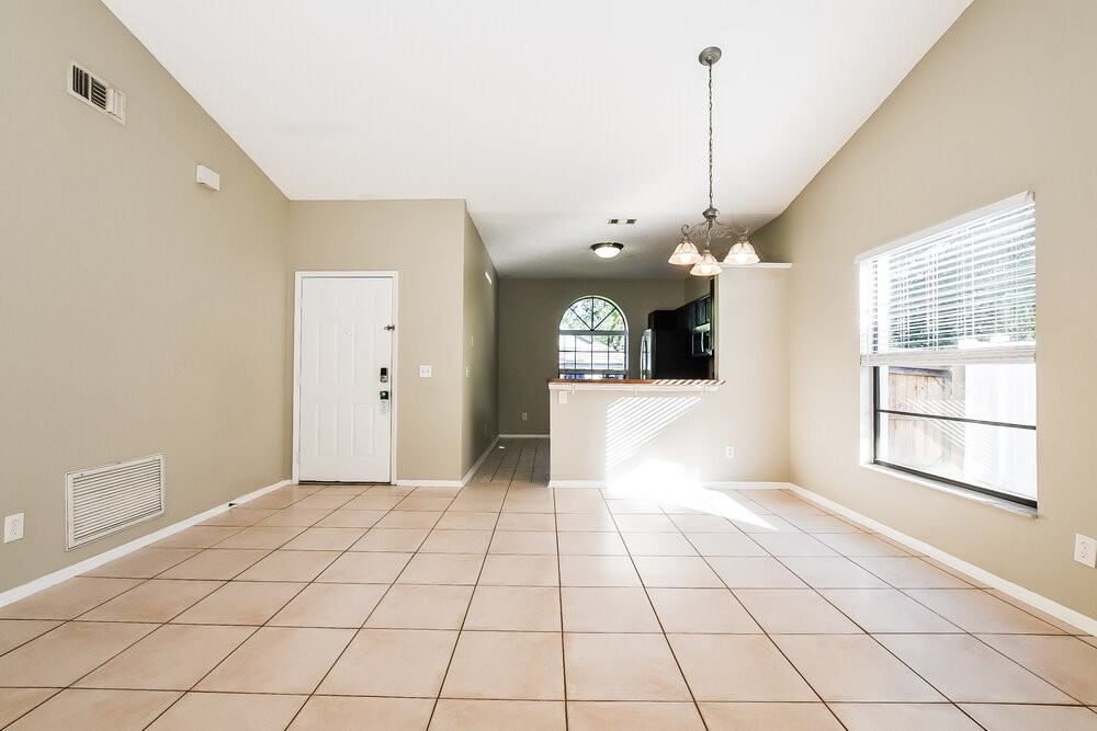1027 Covington St - Photo 4 of 16