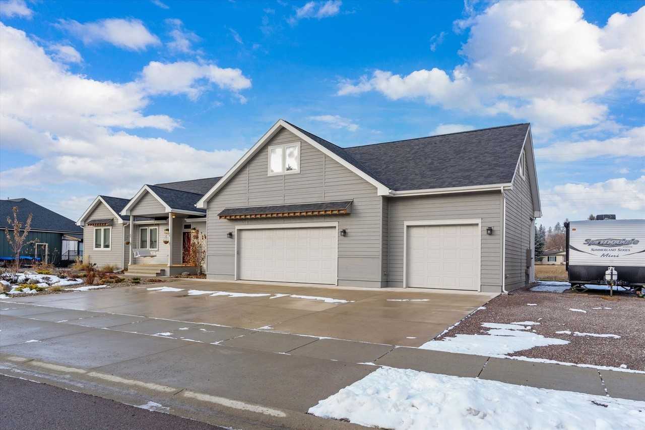 1015 Riparian Dr - Photo 3 of 38