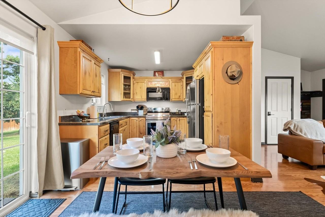 11 11 Karen Rd - Glacier Cottage - Photo 3 of 38