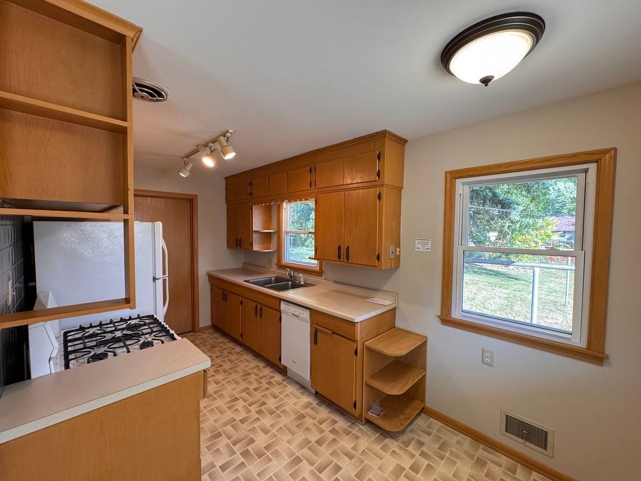 5918 Beard Avenue North - Photo 6 of 32