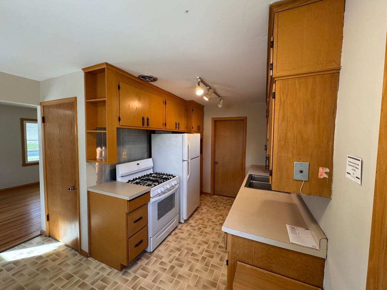 5918 Beard Avenue North - Photo 7 of 32