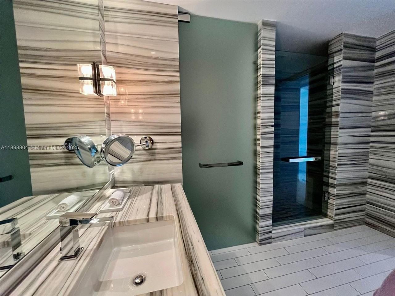 2201 Collins Ave #626 - Photo 4 of 12