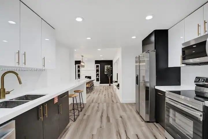 2100 Sw 28th Way - Photo 2 of 40