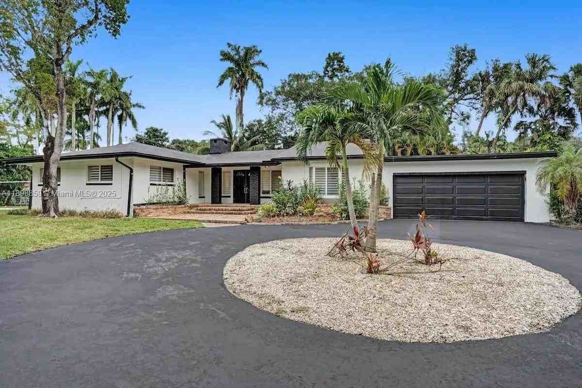 2100 Sw 28th Way - Photo 3 of 40