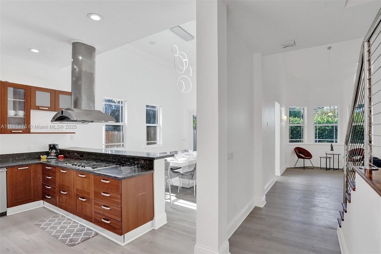 1207 Sw 21st St - Photo 4 of 50