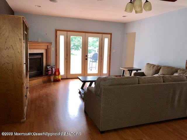 223 Lewis St - Photo 5 of 12