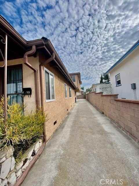 1233 W 24th /1235 - Photo 4 of 31