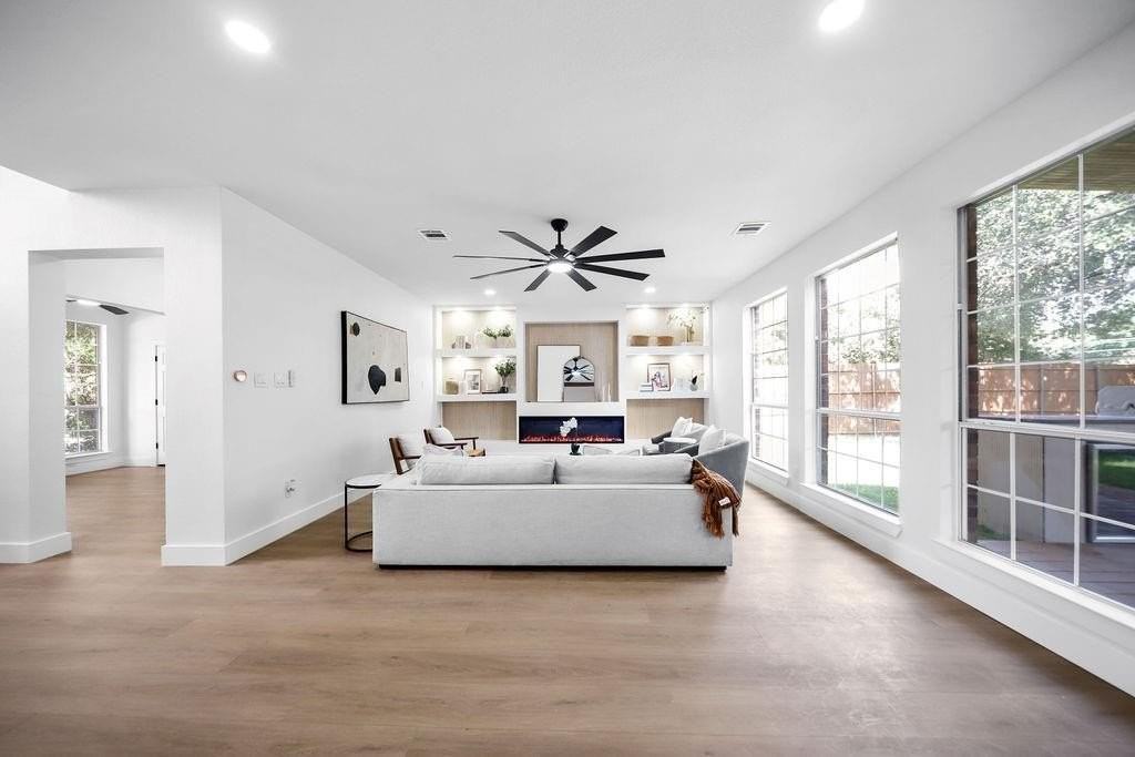 7505 Larchmont Dr - Photo 2 of 40