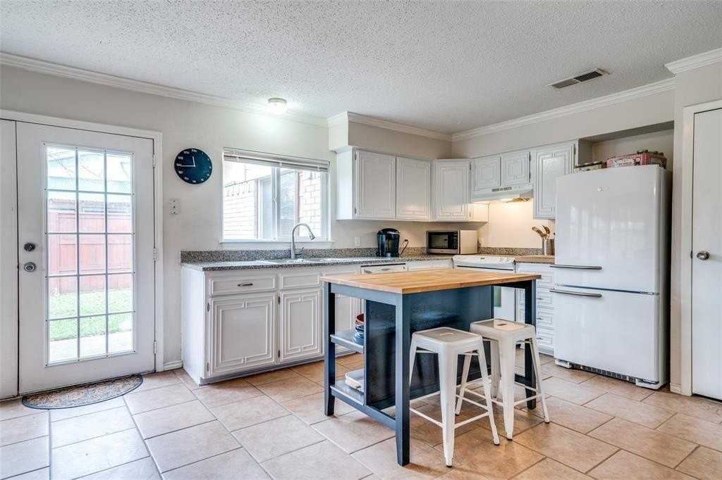 2910 Blueridge Ln - Photo 3 of 14