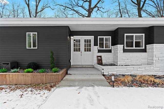 2566 Harrington Rd - Photo 2 of 50