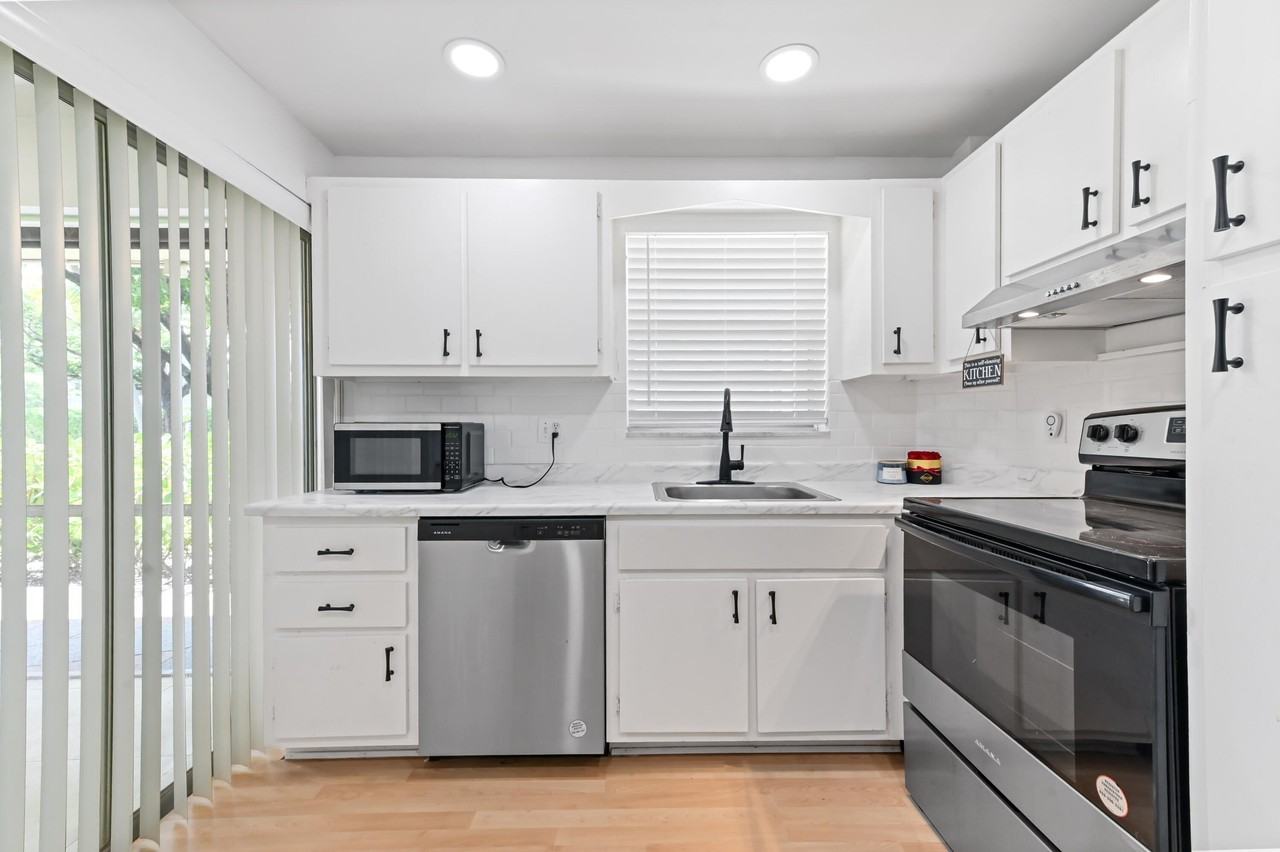 100 Royal Palm Way #1070 - Photo 7 of 17