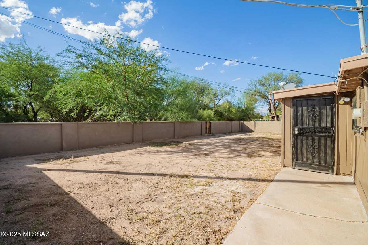 1942 South Avenida Planeta - Photo 7 of 38