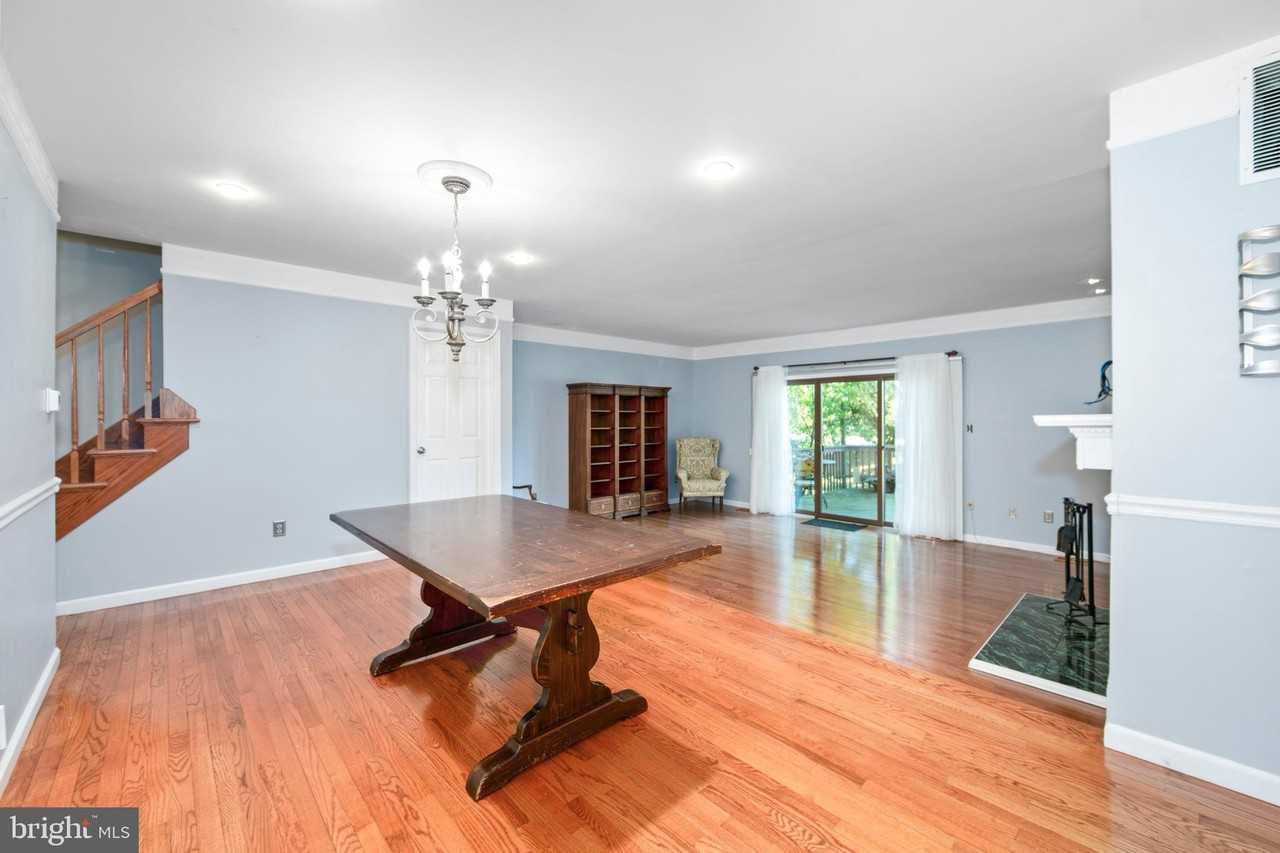 723 Kings Croft - Photo 7 of 32