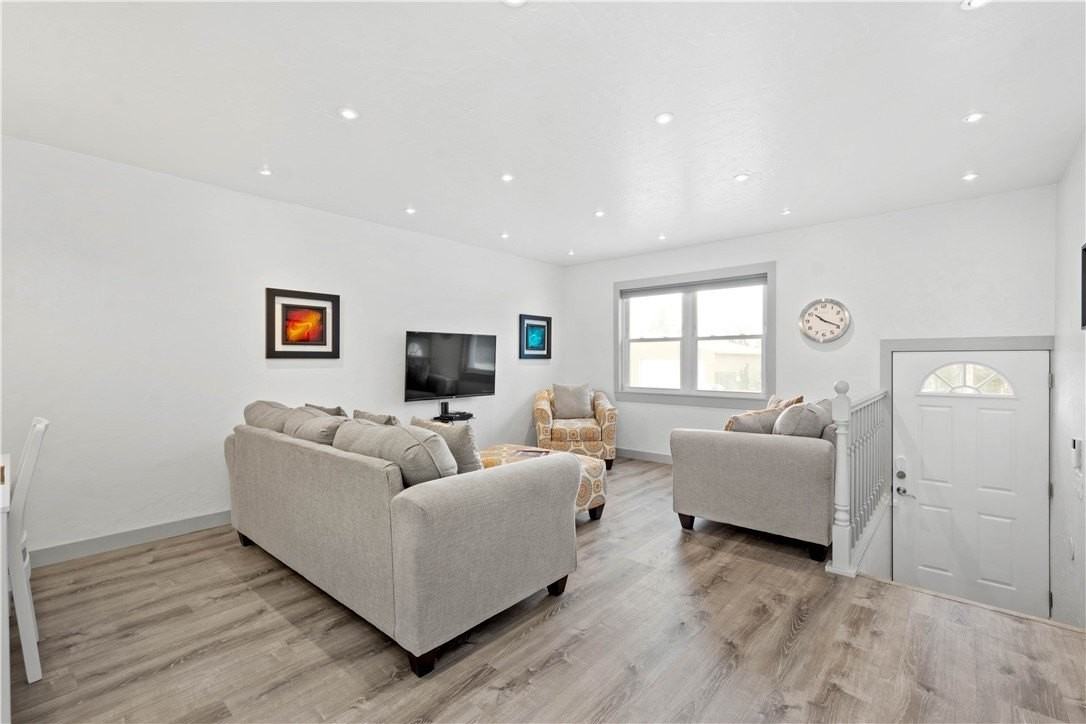 236 S Grandview Ave - Photo 2 of 20