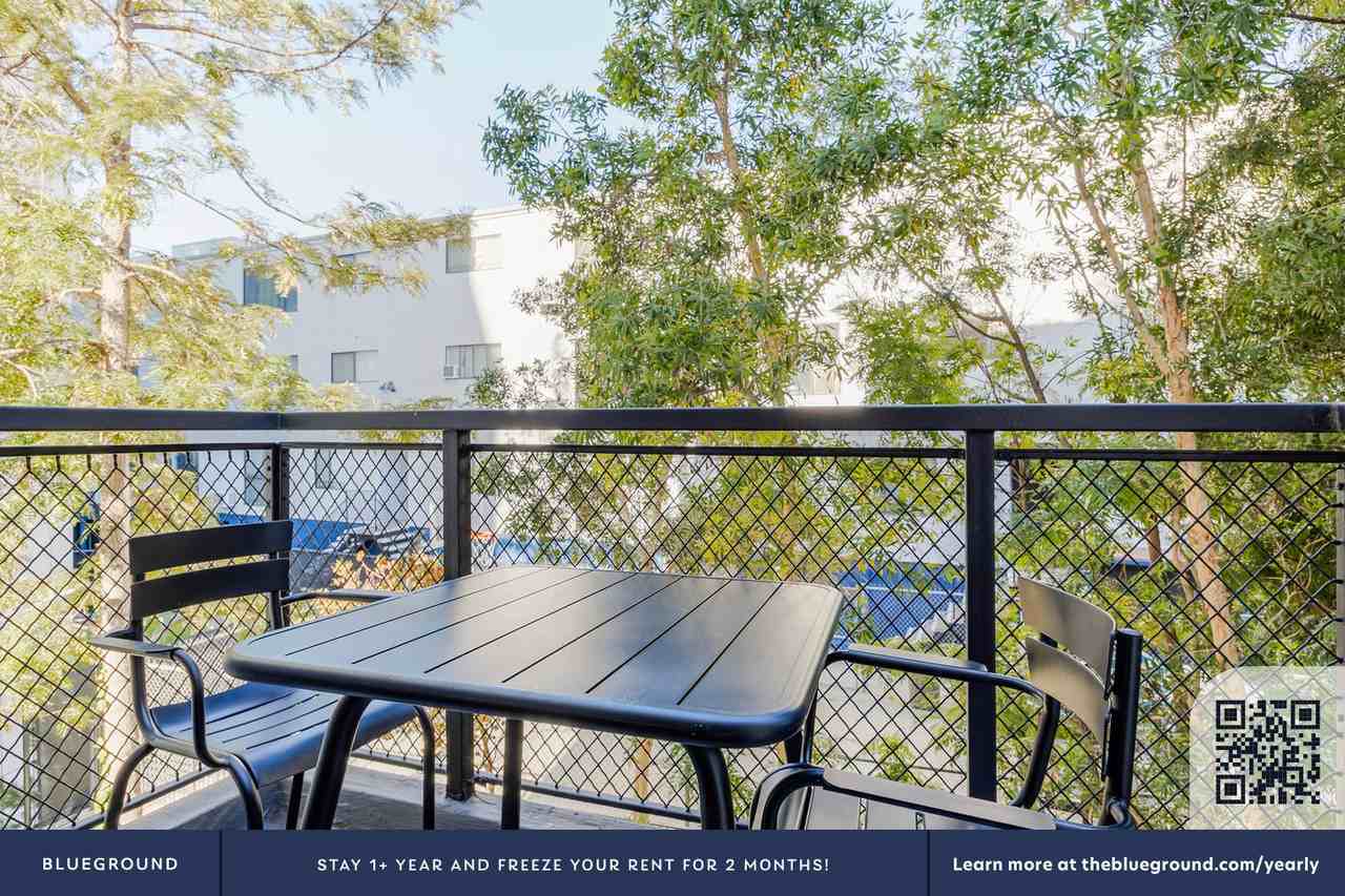 747 Gayley Avenue - Photo 7 of 24