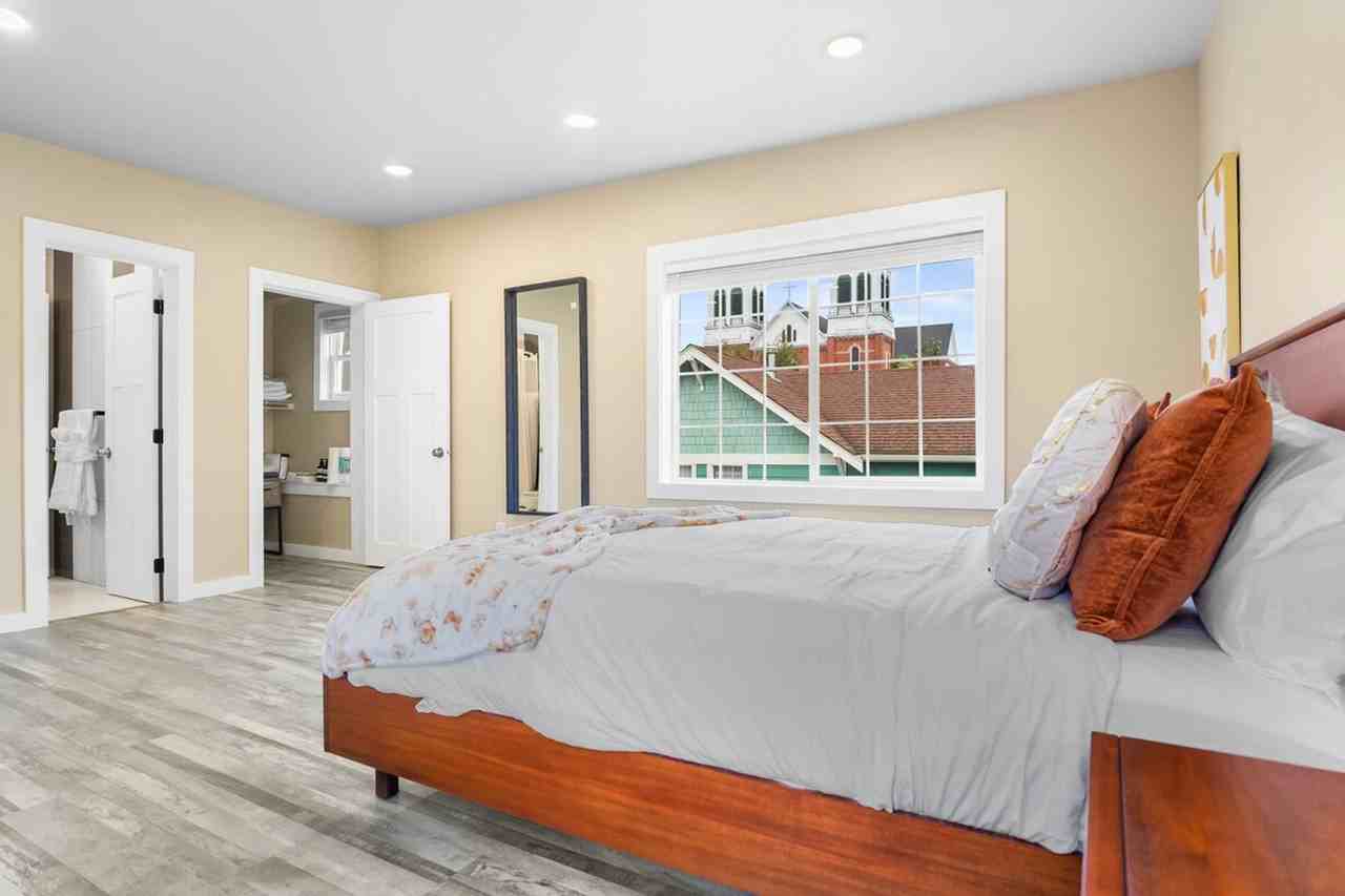 914 16th Ave #1324827P - Photo 3 of 29