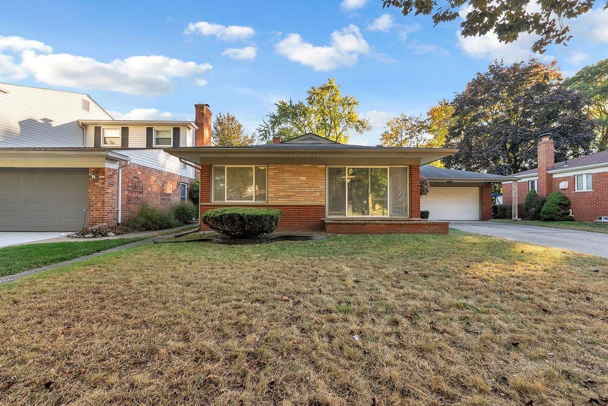 32725 Barkley St - Photo 2 of 18