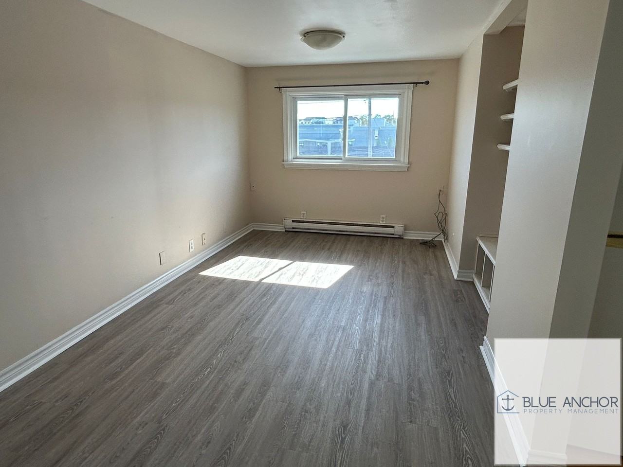 208 College St W #5 - Photo 3 of 8