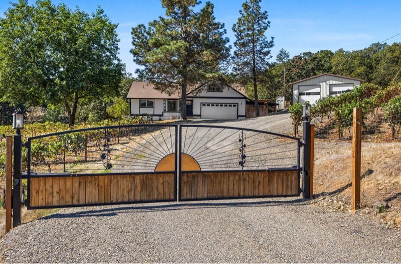 10883 Southview Loop Se - Photo 2 of 15