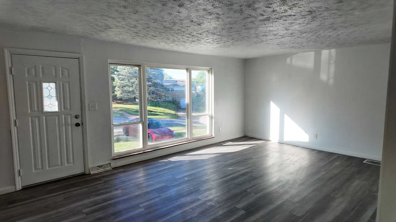 2660 Sandhurst Dr #NA - Photo 3 of 9