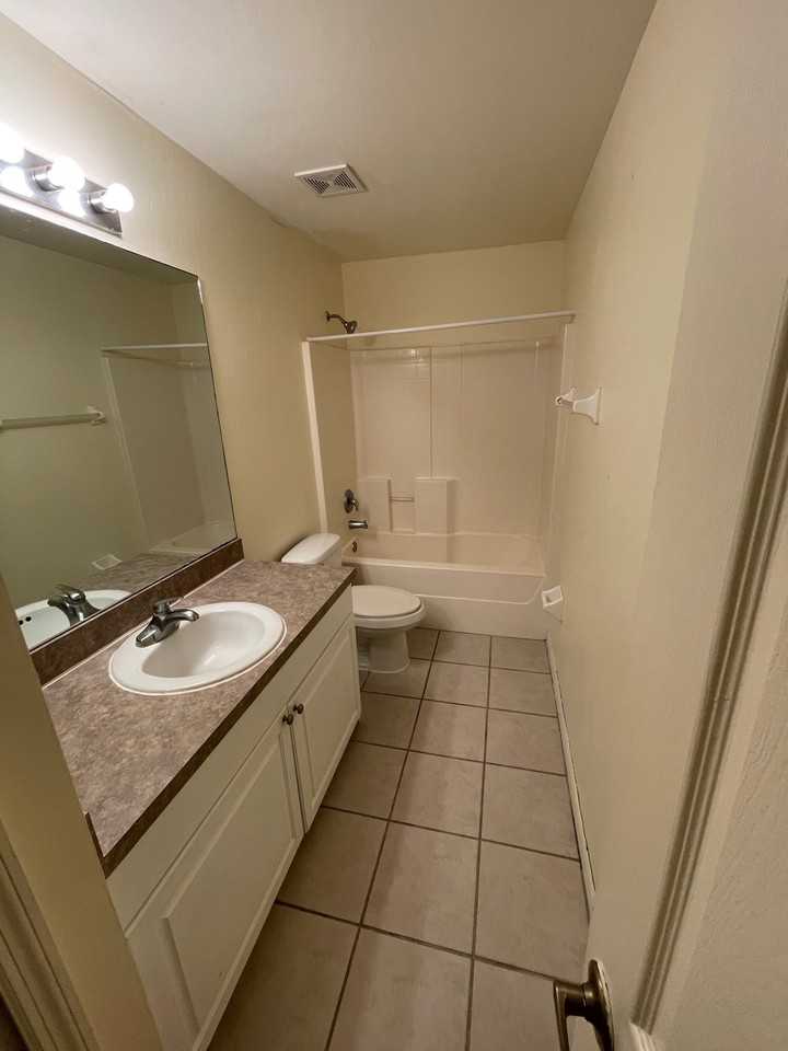 2434 Venice Ave N #2434 - Photo 4 of 7