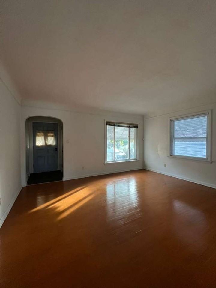 11215 Langton Ave - Photo 7 of 33