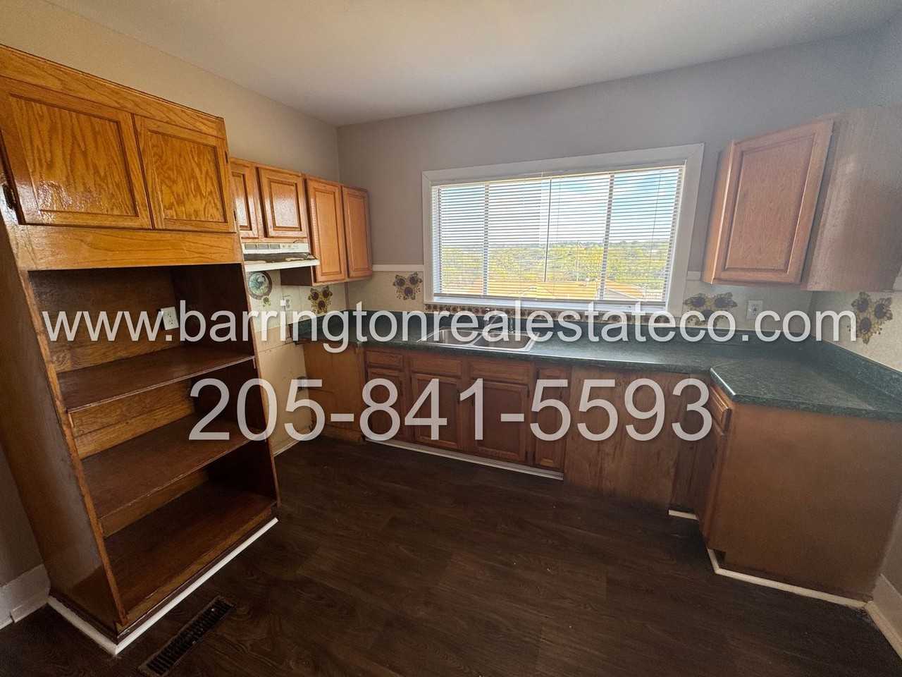 1025 Columbia St - Photo 5 of 9