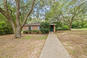 featured image of 1901 Honeysuckle Dr