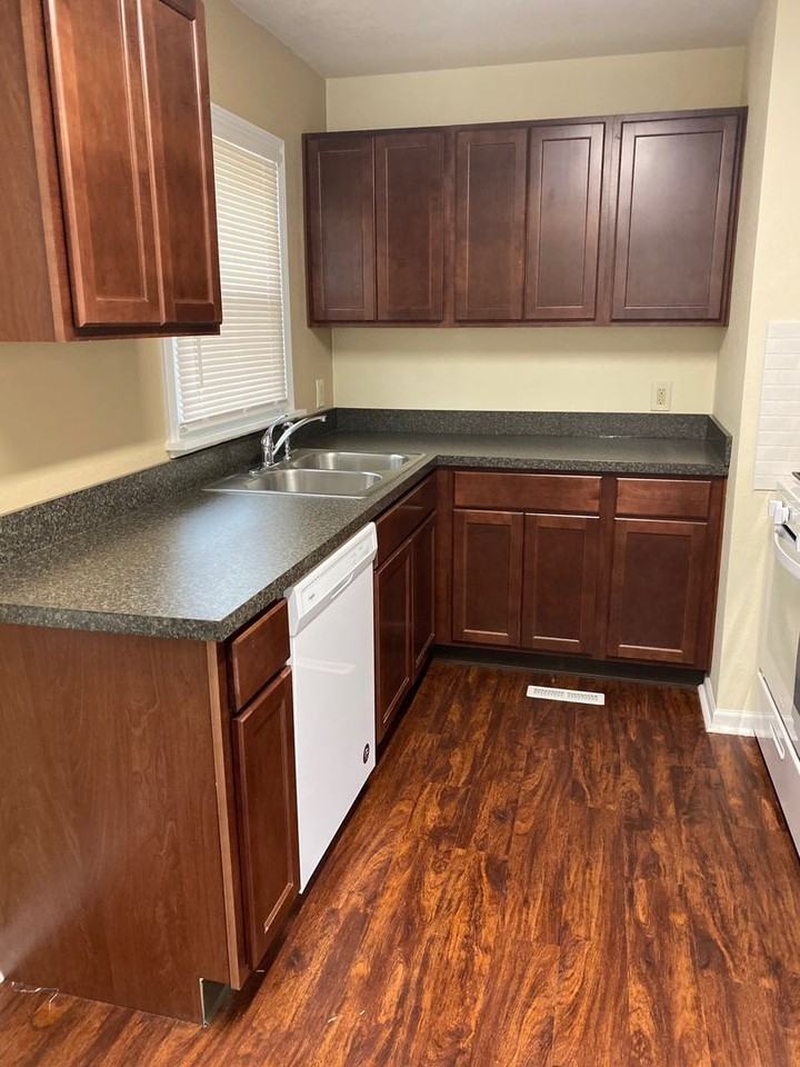 153 S Roanoke Ave - Photo 2 of 14