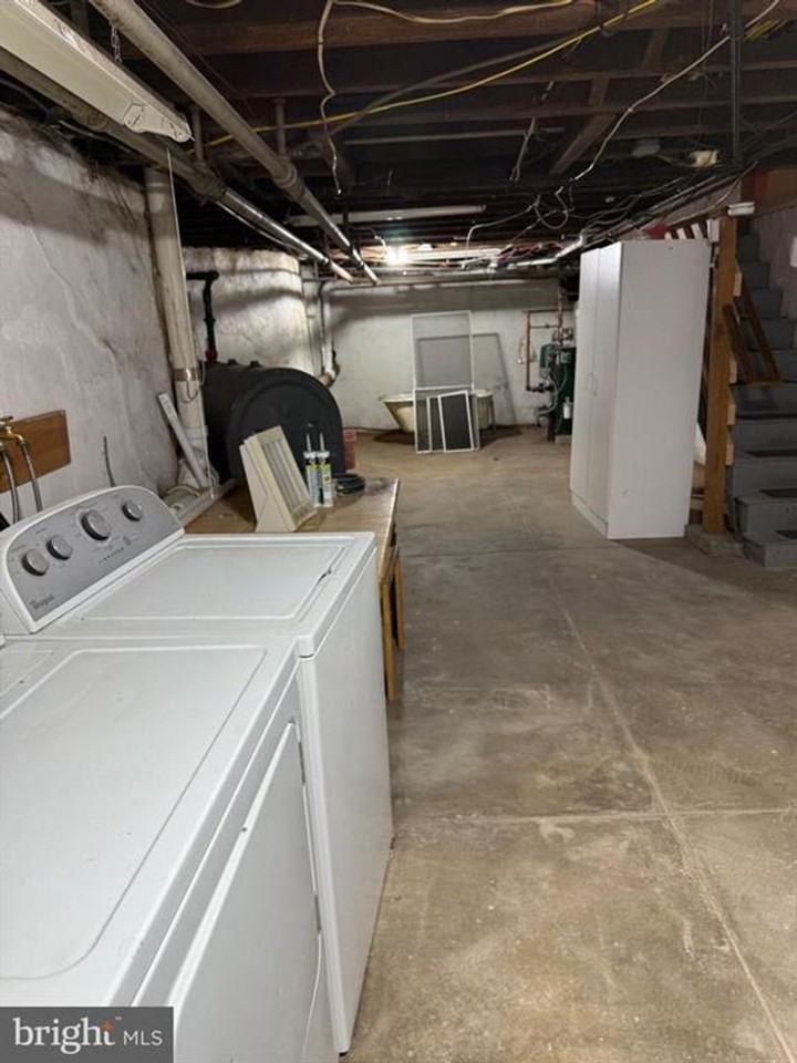 327 Jefferson Ave - Photo 3 of 7