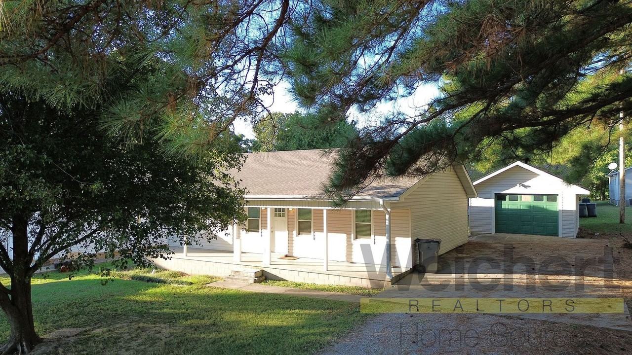 811 Pinewood Dr - Photo 2 of 17