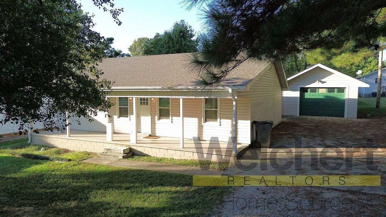 811 Pinewood Dr - Photo 3 of 17