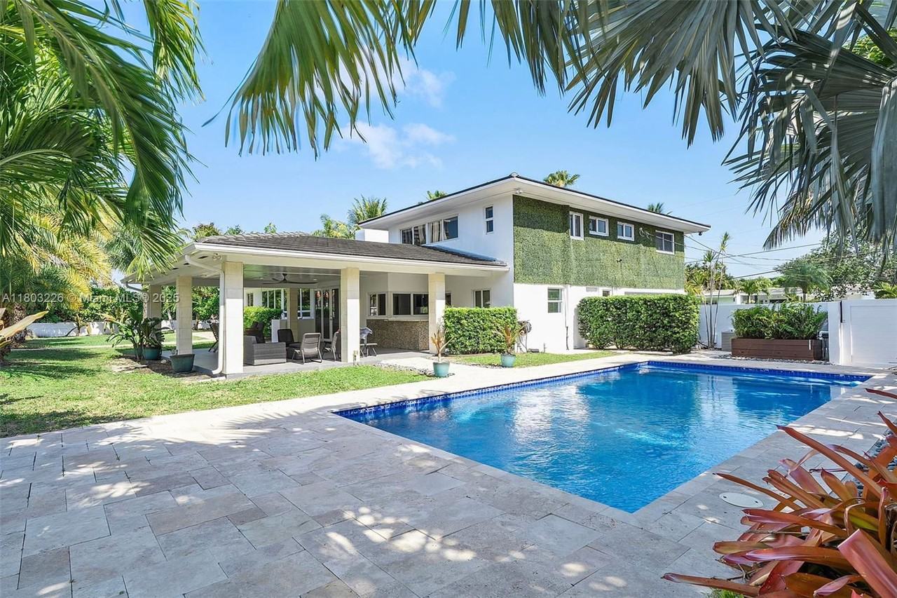 1481 Ne 104th St - Photo 3 of 8