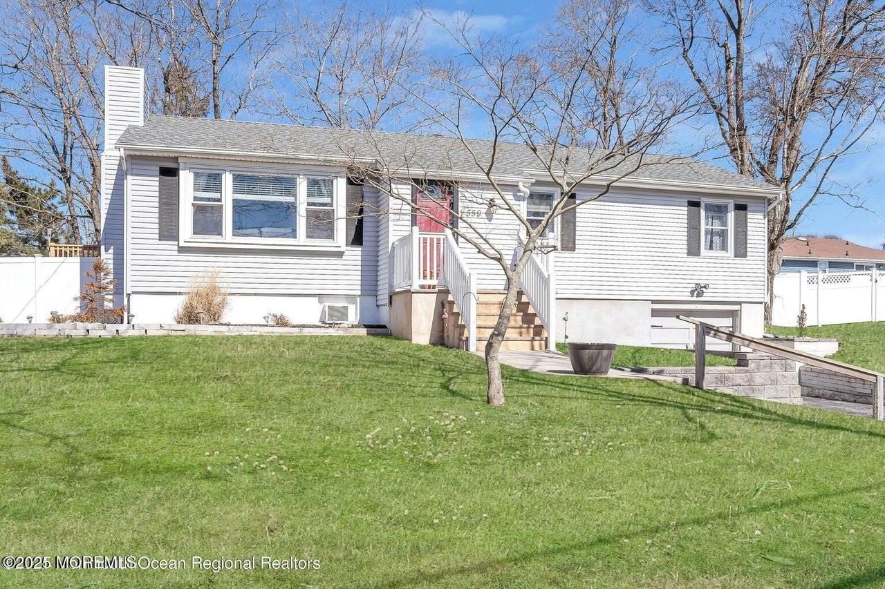 559 Dow Ave - Photo 2 of 17